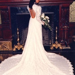 DeSigner Wedding Gown - size 6